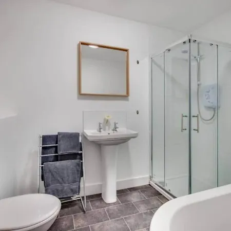 4-bedroom Serviced In Skinningrove 3 *